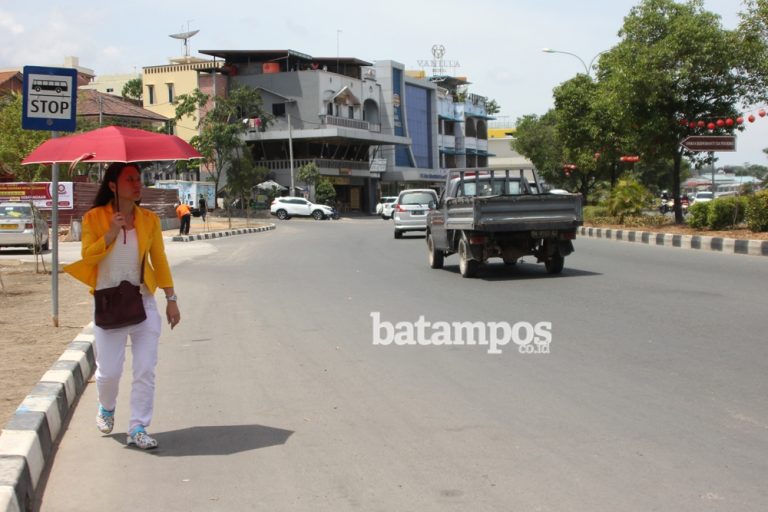 Cuaca Panas, Mal Diserbu