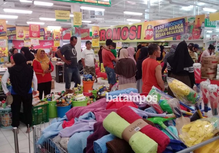 Barang Diskon 50 Persen, Giant Batuaji segera Tutup