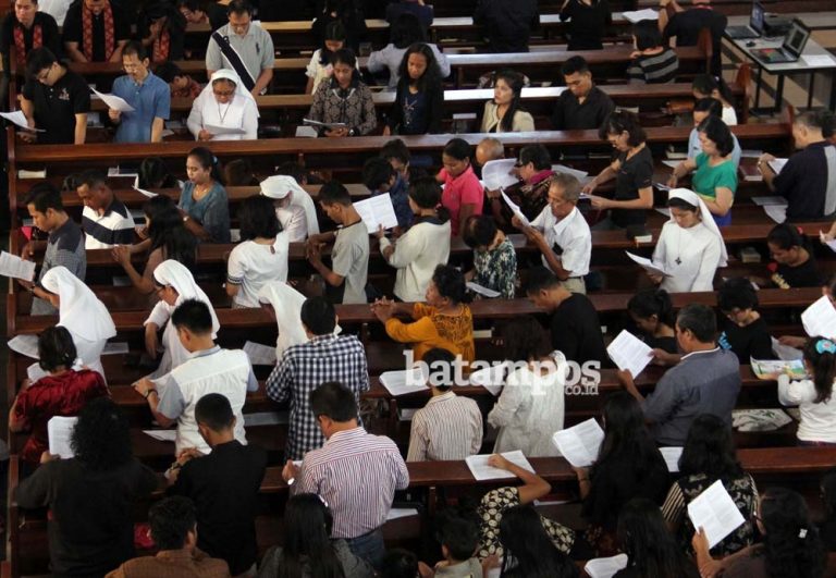 Ribuan Umat Katolik di Batuaji dan Sagulung Ikuti Jalan Salib di Gereja MBPA