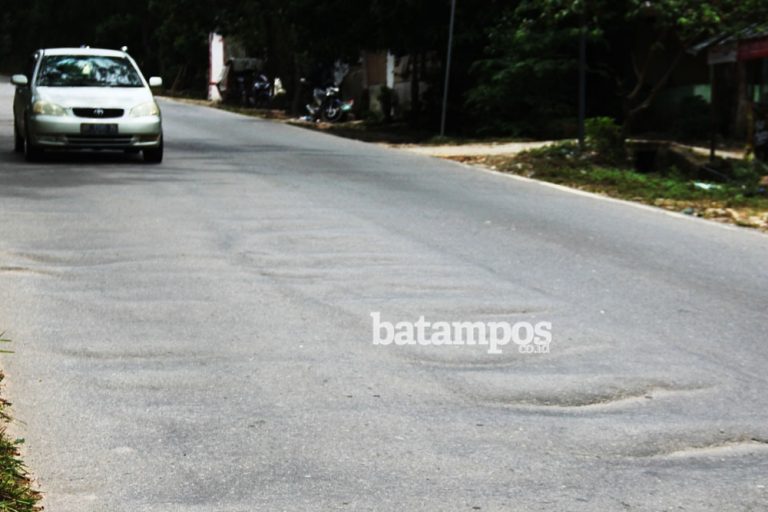 Jalan Seraya Atas Rusak Parah