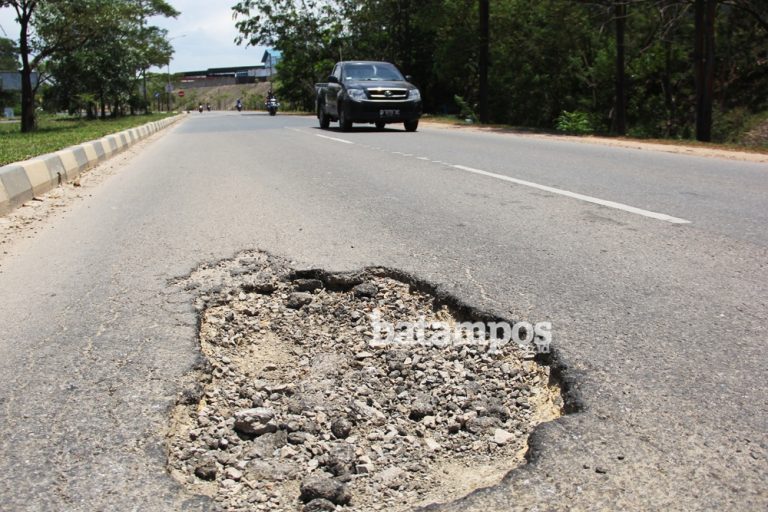 Jalan Berlubang Intai Pengendara