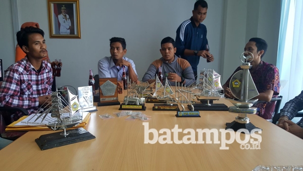 Enam Pengrajin Karimun Membuat Suvenir Berbahan Timah
