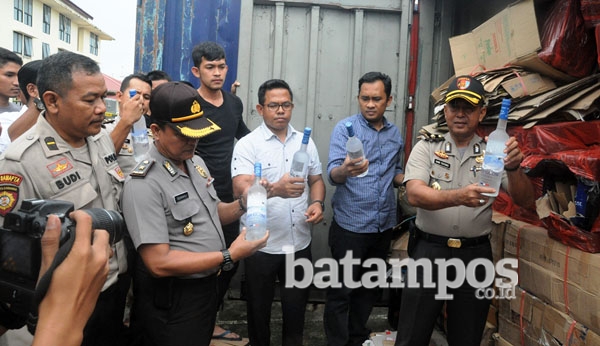 Kontainer Pelni Berisi Ribuan Botol Mikol