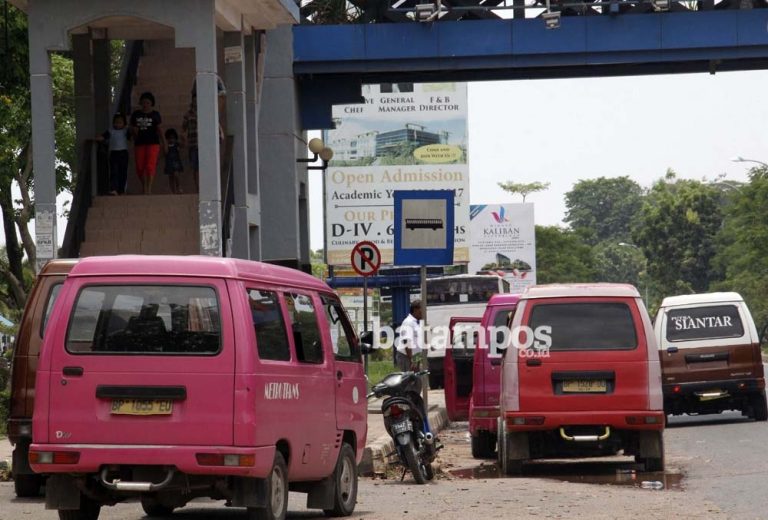 Masih Banyak Angkot Berkaca Gelap