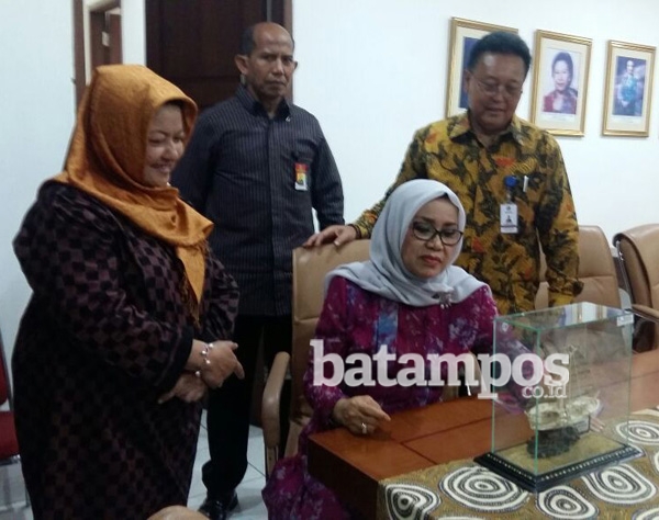 Mufidah Kalla Kagumi Kerajinan dari Bintan