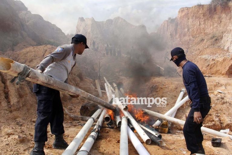 Ditpam Bakar Alat Pipa dan Penampung Pasir