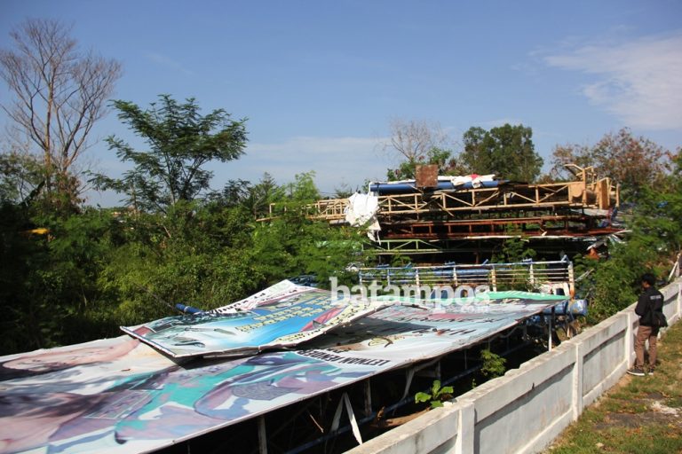 Puluhan Papan Reklame Teronggok Tak Terawat akan Dilelang