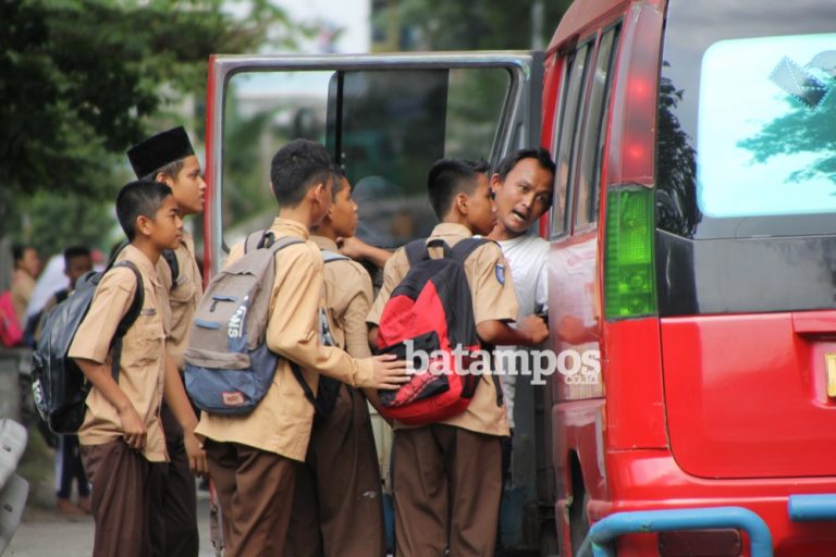 Angkot Tua Tak Boleh Mengaspal di Jalan Utama