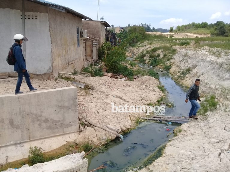 Proyek Drainase Mangkrak, Rumah Warga Terancam Roboh