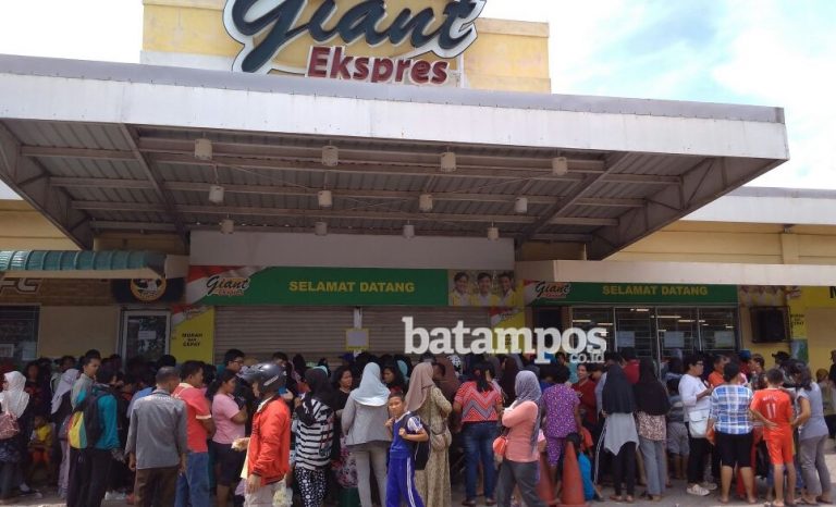 Warga masih Serbu Giant Batuaji