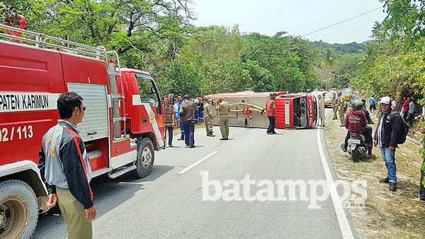 Hendak Padamkan Kebakaran, Mobil Damkar Terbalik