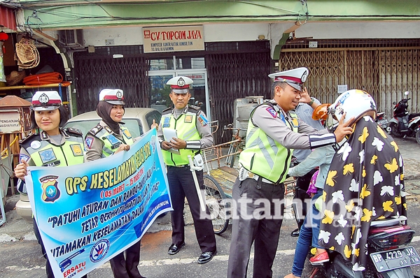 Penumpang Diberi Helm Gratis