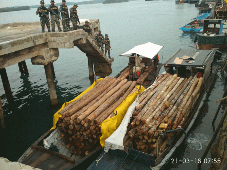 Lanal Batam Amankan Dua Kapal Pengangkut Kayu Ilegal