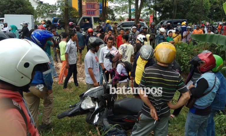 Tabrak Pohon, Pemotor Tewas di Batuaji