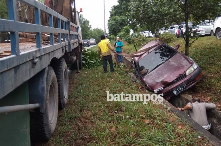 Banting Stir, Sedan Terperosok di Parit