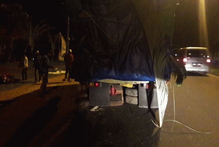 Tabrak Supir Truk yang sedang Perbaiki Roda, Pemotor Meninggal