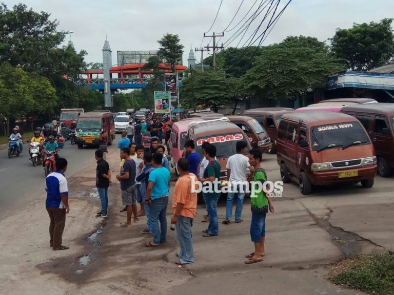 Di Batuaji, Angkot Tolak Taksi Online
