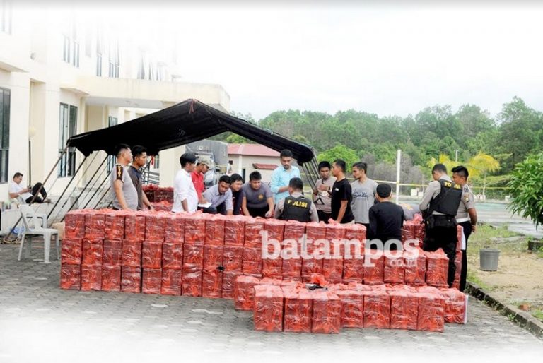 Polisi Bintan Sita 9 Ribu Botol Miras Ilegal