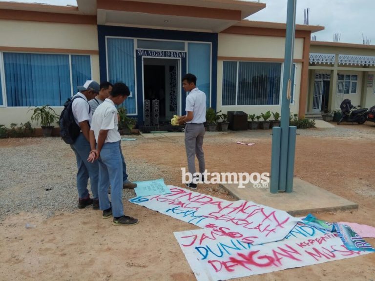 Siswa Jaman Now, Demo Sekolah Tuntut Kepsek Mundur