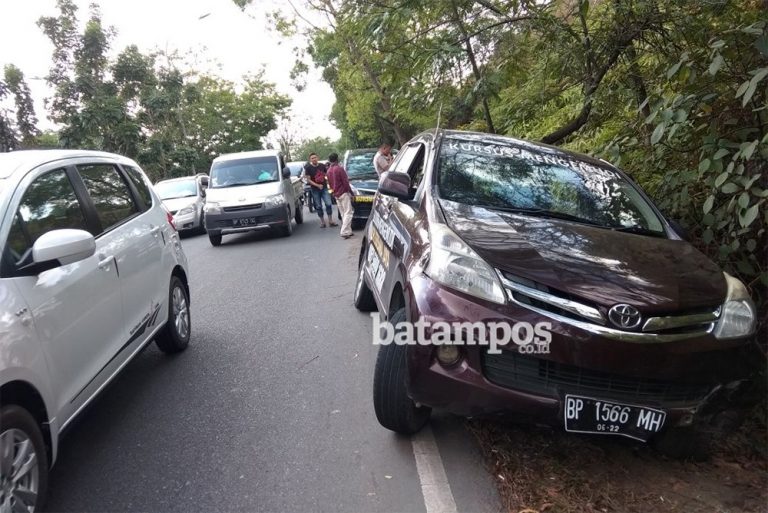 Avanza Tabrak Pengendara Motor