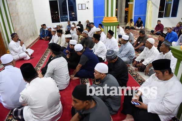 Hadiri Subuh Akbar di Masjid Dompak