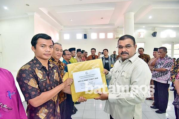 Bupati Bagikan Sertifikat Tanah dan SPPT PBB