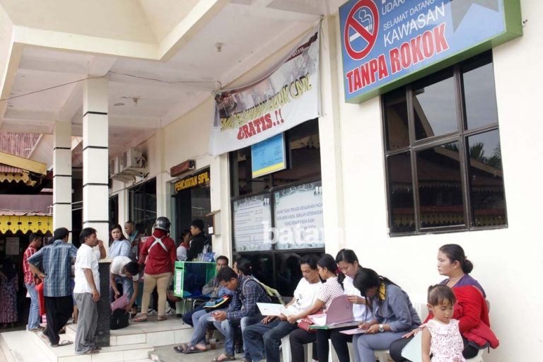 Mengurus Dokumen di Disdukcapil, Warga Diminta Daftar Online