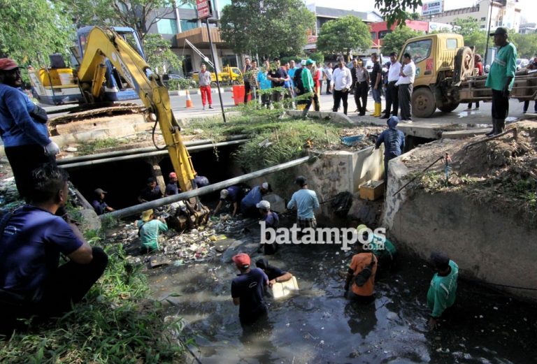 Pemko Batam Tata Saluran Air di Titik Rawan Banjir