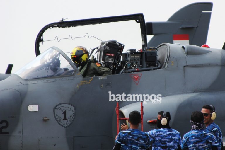 F-16 TNI AU Usir Pesawat Tempur Asing saat Berada di Udara Natuna