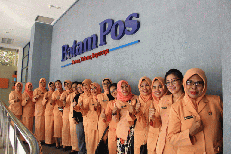 Silaturahmi Darma Wanita Kanpel ke Batam Pos