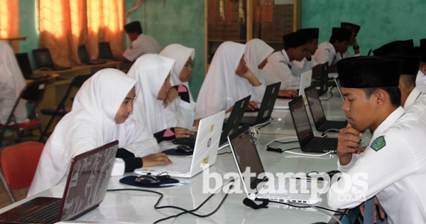 Peserta UNBK Pakai Laptop Pinjaman