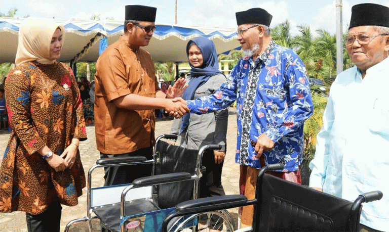 Diberi Alat Bantu, Warga Disabilitas Tersenyum Lebar