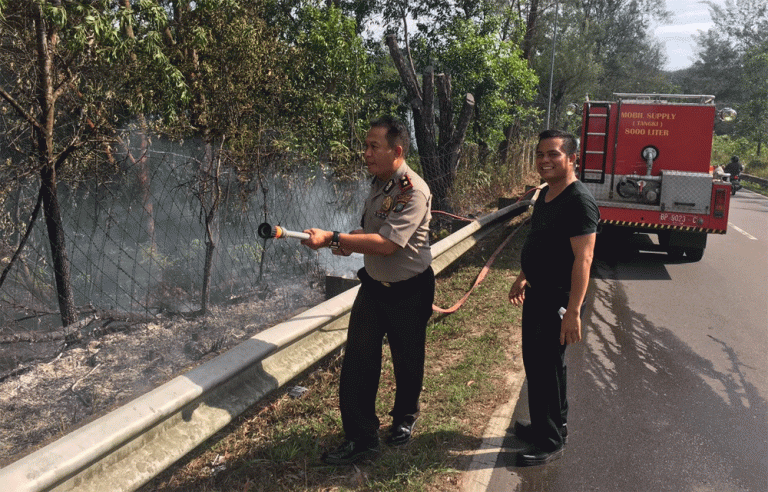 Sigap, Polsek Sekupang Tangani Kebakaran Hitam Sei Ladi