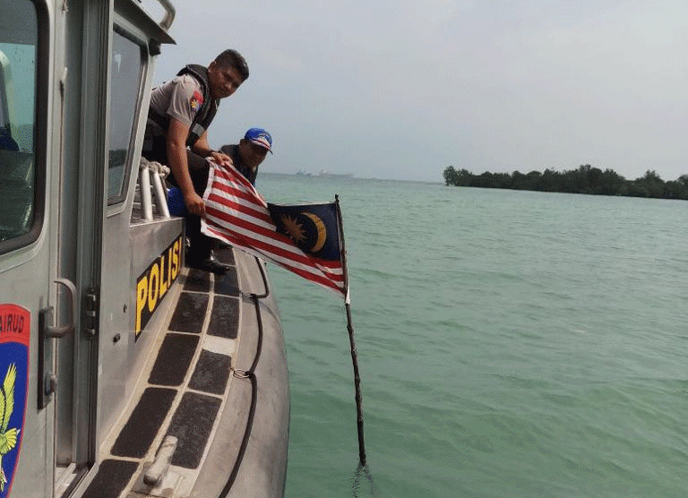 Bendera Malaysia Berkibar di Perairan Pulau Bokor, yang Pasang…