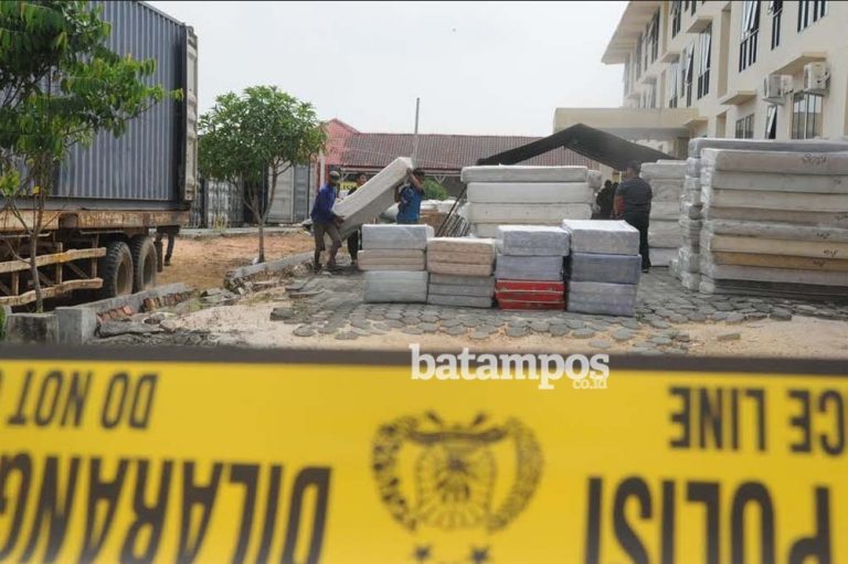 Direskrimsus Bongkar Kontainer yang Dicurigai