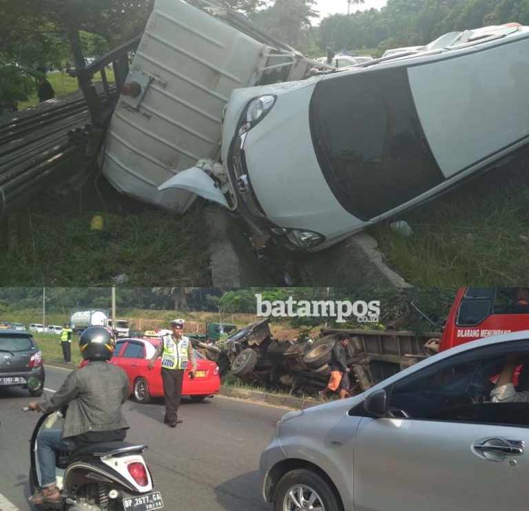 Mobilio Senggolan dengan Truk, Sama-sama Terguling