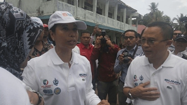 Kepala Sekolah SDN 007 Kabil Peluk Bu Menteri seraya Berbisik ….