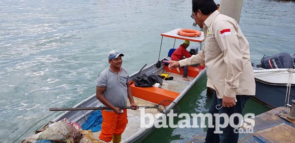 Tegur yang  Buang Sampah  ke Laut