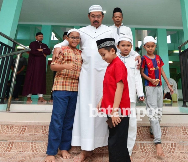 Bangunkan Anak Sejak Subuh
