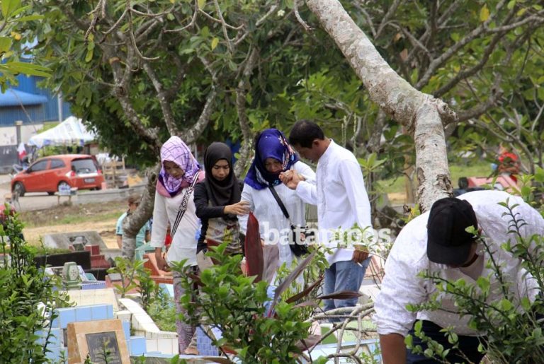 Peziarah Padati TPU Taman Langgeng Sei Panas