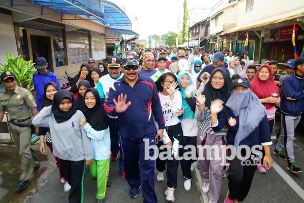 Nurdin Hadiri Jalan Santai di Kundur dan Dabo