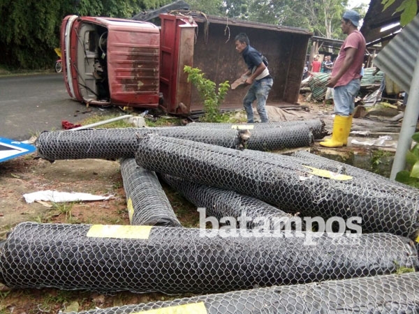 Rem Slip, Truk Bermuatan Kawat Terguling