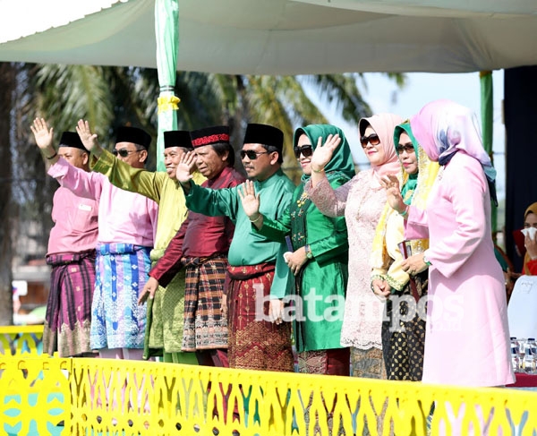 Masyarakat Sambut Meriah Pawai Taaruf