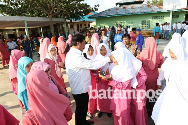 Gubernur Pimpin Upacara se-Kecamatan Singkep