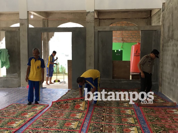 Baksos, Polsek Tebing Membersihkan Musala