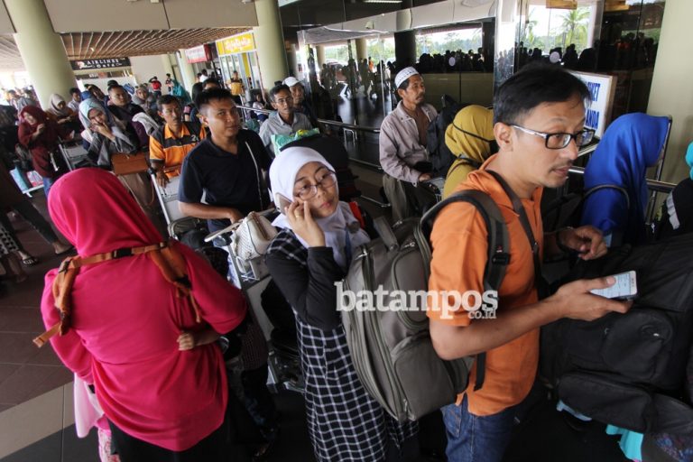 Penumpang Bandara Membludak