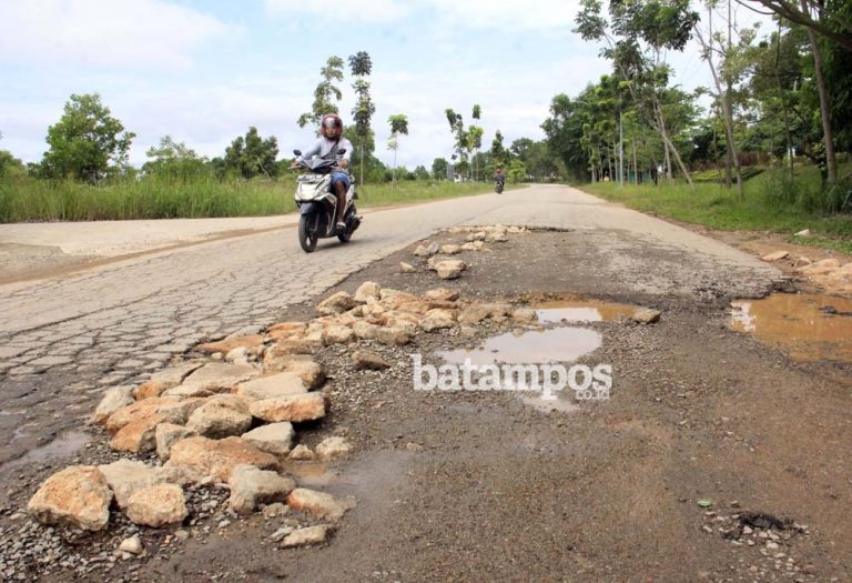 Perbaiki Jalan Menuju Kawasan Industri