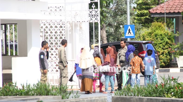 Berharap THR di Kantor Walikota Batam, Ada yang Dapat, Ada yang Tidak