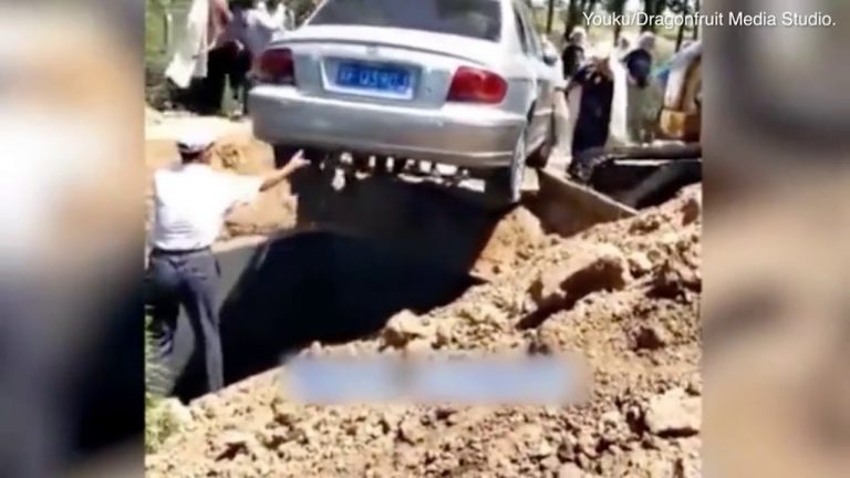 Dikubur Bareng Mobil Kesayangan