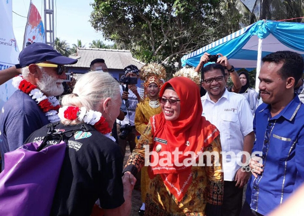 Wisatawan Disambut Kebudayaan Lokal